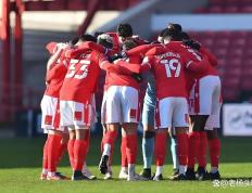 爱游戏-欧联倒计时，尼斯赛前内部沟通，细节引发关注，态度坚定，临场指挥获称赞(马拉松赛场上被干扰的运动员)