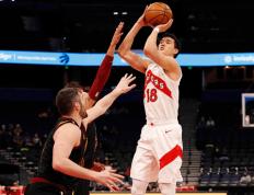 爱游戏-包含西亚卡姆在雄鹿比赛中出色防守，关键助攻引发热议！的词条