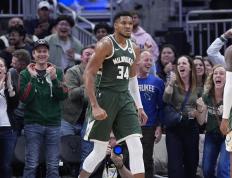 爱游戏体育-包含字母哥回归赛场，惊险取胜首场状态亮眼，湖人观众沸腾！的词条