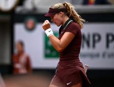 爱游戏体育-阿扎伦卡在瑞士队比赛中爆冷，败北引发热议！赢得满堂喝彩(阿扎伦卡简历)