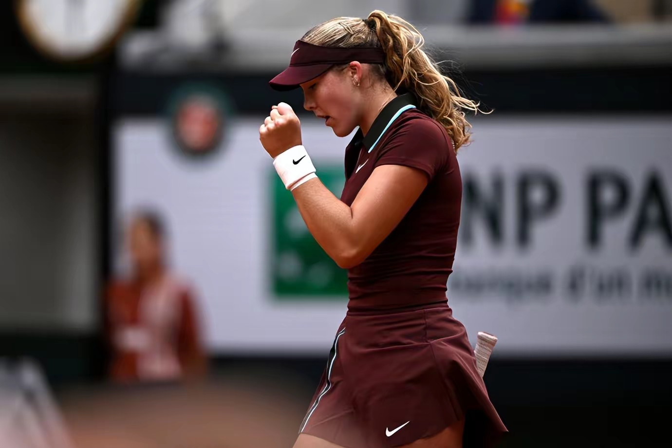 爱游戏体育-阿扎伦卡在瑞士队比赛中爆冷,败北引发热议!赢得满堂喝彩(阿扎伦卡简历)