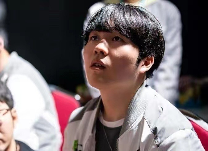 爱游戏-Rookie回归赛场，精彩发挥首场状态亮眼，拜仁观众沸腾！的简单介绍